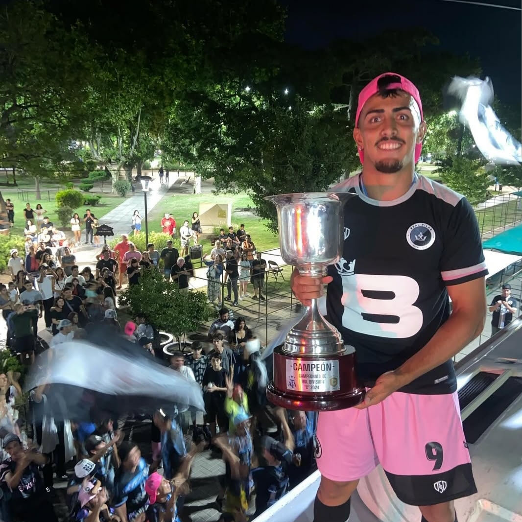 Santiago Ávila vuelta olímpica y ascenso